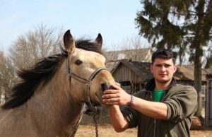 Žemaitukas Grikis ir apie nuosavą žirgyną svajojantis Ernestas Petrevičius. N.Byčkovskio nuotr.