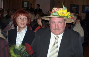 Absoliutus „Metų ūkio 2009“ nugalėtojas Rytis Piskarskas su žmona Lena ir šventėje neatitrūko nuo derliaus pardavimo rūpesčių. A.Minkevičienės nuotr.