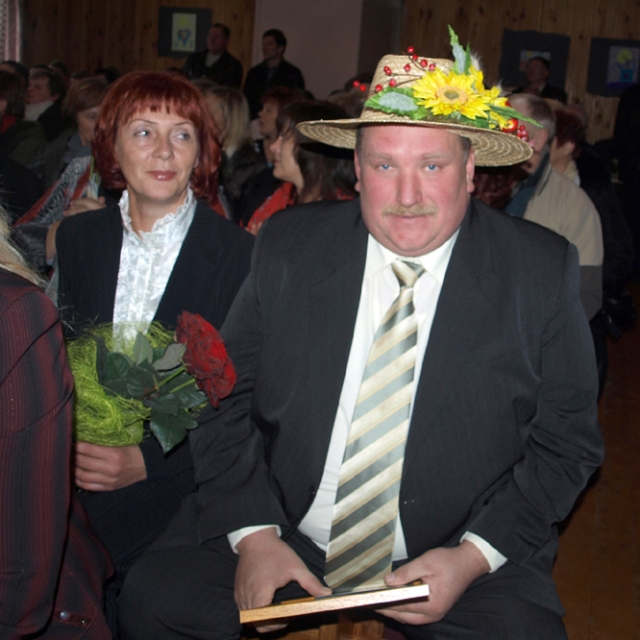 Absoliutus „Metų ūkio 2009“ nugalėtojas Rytis Piskarskas su žmona Lena ir šventėje neatitrūko nuo derliaus pardavimo rūpesčių. A.Minkevičienės nuotr.