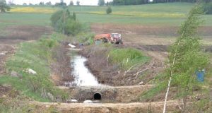 Po avarijos užterštuose ir technikos suniokotuose laukuose