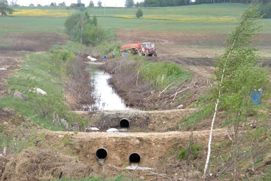 Po avarijos užterštuose ir technikos suniokotuose laukuose