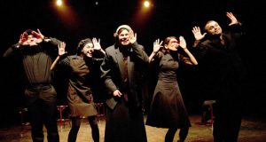 KEISTUOLIŲ TEATRAS.