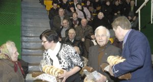 Rokiškėnai į suvažiavimą atvyko su dovanomis: Dalia Lūžienė (iš kairės)