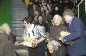 Rokiškėnai į suvažiavimą atvyko su dovanomis: Dalia Lūžienė (iš kairės)