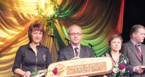 Konkurso „Metų ūkis“ nugalėtojai D. ir R. Valiuliai (kairėje) aukščiausiu apdovanojimu džiaugėsi kartu su geriausiais Panemunėlio seniūnijos ūkininkais Laima ir Gediminu Mikalauskais. A.Minkevičienės nuotr.