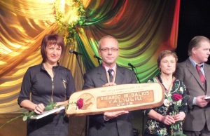 Konkurso „Metų ūkis“ nugalėtojai D. ir R. Valiuliai (kairėje) aukščiausiu apdovanojimu džiaugėsi kartu su geriausiais Panemunėlio seniūnijos ūkininkais Laima ir Gediminu Mikalauskais. A.Minkevičienės nuotr.