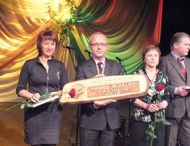 Konkurso „Metų ūkis“ nugalėtojai D. ir R. Valiuliai (kairėje) aukščiausiu apdovanojimu džiaugėsi kartu su geriausiais Panemunėlio seniūnijos ūkininkais Laima ir Gediminu Mikalauskais. A.Minkevičienės nuotr.