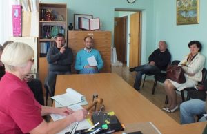 Sklypų aukcionas: siūlyta dvidešimt, parduoti keturi, rungtasi dėl vieno Aukciono komisijos pirmininkės Elvyros Kasiulynienės (kairėje) plaktuko dūžis paskelbė pirmąjį aukciono nugalėtoją – A. Strazdelio gatvėje sklypą įsigijo Algirdas Rudnickas. A. Minkevičienės nuotr.