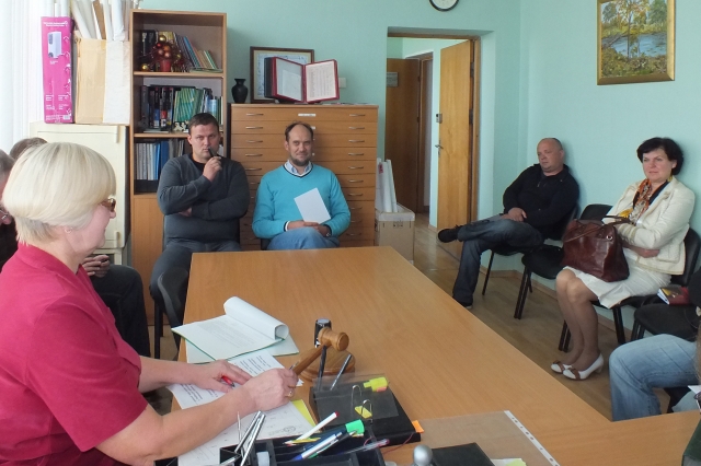 Aukciono komisijos pirmininkės Elvyros Kasiulynienės (kairėje) plaktuko dūžis paskelbė pirmąjį aukciono nugalėtoją – A. Strazdelio gatvėje sklypą įsigijo Algirdas Rudnickas. A. Minkevičienės nuotr. Aukciono komisijos pirmininkės Elvyros Kasiulynienės (kairėje) plaktuko dūžis paskelbė pirmąjį aukciono nugalėtoją – A. Strazdelio gatvėje sklypą įsigijo Algirdas Rudnickas. A. Minkevičienės nuotr.