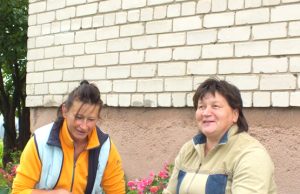 Anot D.Malevičienės (kairėje) ir D.Snarskienės