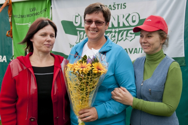 Dėl geriausios melžėjos vardo rungėsi trys mūsų rajono atstovės: (iš kairės) Edita Mackuvienė