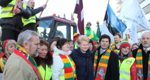Pernai lapkrityje Briuselyje protestavusius Baltijos šalių žemdirbius aktyviai palaikė Prezidentė Dalia Grybauskaitė. A.Gražio nuotr.