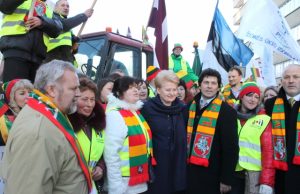 Pernai lapkrityje Briuselyje protestavusius Baltijos šalių žemdirbius aktyviai palaikė Prezidentė Dalia Grybauskaitė. A.Gražio nuotr.