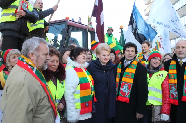 Pernai lapkrityje Briuselyje protestavusius Baltijos šalių žemdirbius aktyviai palaikė Prezidentė Dalia Grybauskaitė. A.Gražio nuotr.