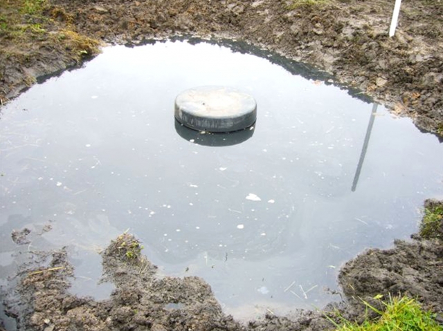 Panemunėlio geležinkelio stoties gyventojų šeima per naktį nuotekose paskandino melioratorių  įrengtą drenažo šulinį.