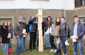 „Romuvos“ gimnazijos moksleiviai nusprendė sukonstruoti daugiabutį inkilų namą. D.Zibolienės nuotr.