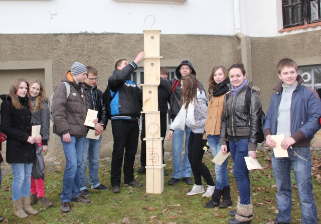 „Romuvos“ gimnazijos moksleiviai nusprendė sukonstruoti daugiabutį inkilų namą. D.Zibolienės nuotr. „Romuvos“ gimnazijos moksleiviai nusprendė sukonstruoti daugiabutį inkilų namą. D.Zibolienės nuotr.