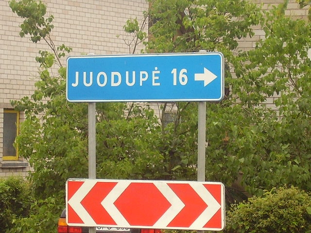 Informacinis ženklias netoli Kauno ir Juodupės gatvių sankryžos. Romo Kilkaus nuotr. Informacinis ženklias netoli Kauno ir Juodupės gatvių sankryžos. Romo Kilkaus nuotr.