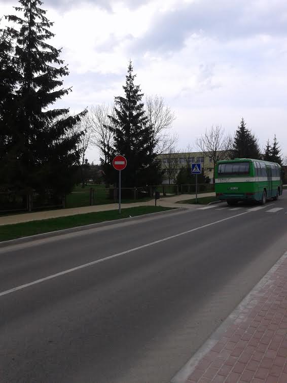 Nežinomiems asmenims apsukus kelio ženklą