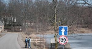 Nuo Ąžuolų ir Laisvės gatvių sankryžos muziejaus link veda vienpusis eismas. R.Kilkaus nuotr.