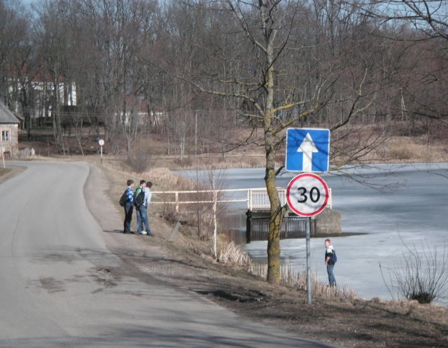 Nuo Ąžuolų ir Laisvės gatvių sankryžos muziejaus link veda vienpusis eismas. R.Kilkaus nuotr. Nuo Ąžuolų ir Laisvės gatvių sankryžos muziejaus link veda vienpusis eismas. R.Kilkaus nuotr.