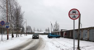 Garažų savininkų bendrijos „Klevas“ teritoriją žymi draudžiamieji ženklai. N.Byčkovskio nuotr.