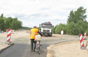 Vilties ir Taikos gatvės sankryžoje baigiamas rengti žiedas. N.Byčkovskio nuotr.