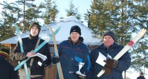 Varžybų kartingais nugalėtojams - Tomui Pinkai (iš kairės)