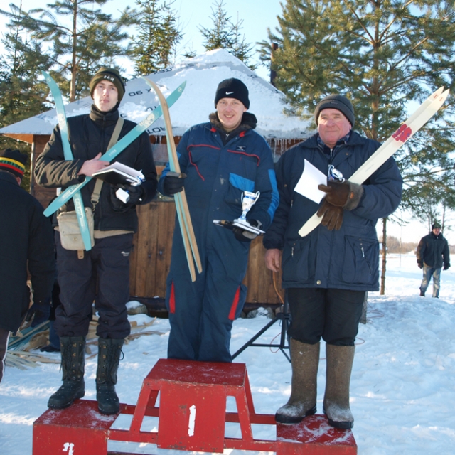 Varžybų kartingais nugalėtojams - Tomui Pinkai (iš kairės)