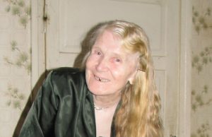 Senolė svajoja apie plaukus, siekiančius žemę Garbaus amžiaus sulaukusi moteris džiaugiasi kelius siekiančiais plaukais. D.Zibolienės nuotr.