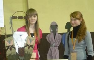 Olimpiadoje rajonui atstovavusios komandos jauniausioji dalyvė Samanta Žylaitė (dešinėje) sukūrė nertų drugelių paveikslą