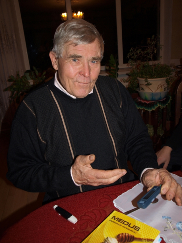 Gliukozės tyrimus V.Žinka atlieka kelis kartus per dieną. D.Zibolienės nuotr.