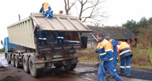 Tvarkant Žiobiškio gyvenvietės kelią