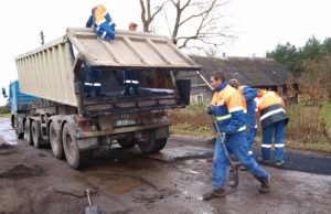 Tvarkant Žiobiškio gyvenvietės kelią