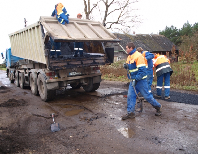 Tvarkant Žiobiškio gyvenvietės kelią Tvarkant Žiobiškio gyvenvietės kelią
