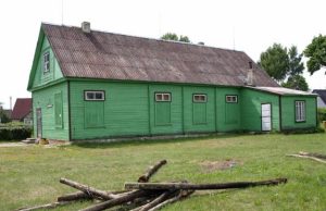 Po Joninių nakties prie Žiobiškio kultūros namų matėsi apdegę rąstai. D.Zibolienės nuotr.
