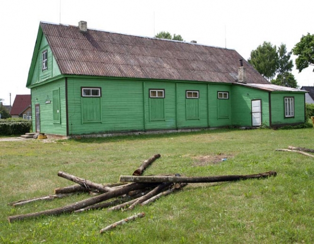 Po Joninių nakties prie Žiobiškio kultūros namų matėsi apdegę rąstai. D.Zibolienės nuotr. Po Joninių nakties prie Žiobiškio kultūros namų matėsi apdegę rąstai. D.Zibolienės nuotr.