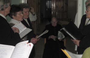 Viešnagė parapijos senelių namuose Artėjančių šv. Kalėdų proga tremtinių choras giesmėmis pasveikino kunigą P.Žiukelį. V.Kazlausko nuotr.