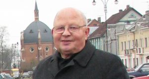 Tikintieji atsisveikina su parapijos kanauninku profesoriumi Petru Žiukeliu. D.Zibolienės nuotr.