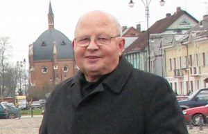 Tikintieji atsisveikina su parapijos kanauninku profesoriumi Petru Žiukeliu. D.Zibolienės nuotr.