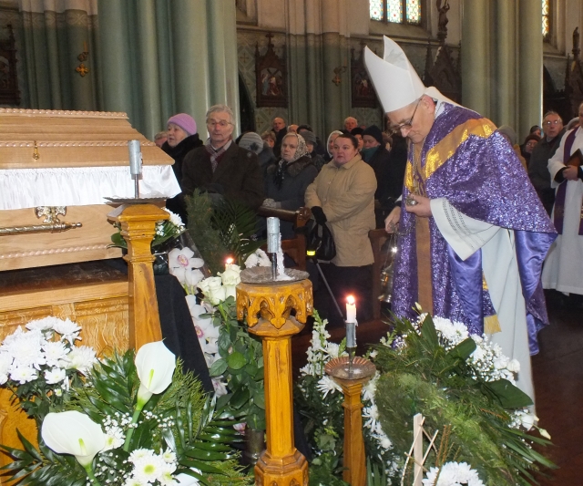 Šv. Mišias už dvasininką Petrą Žiukelį aukojo Panevėžio vyskupas Jonas Kauneckas. D.Zibolienės nuotr. Šv. Mišias už dvasininką Petrą Žiukelį aukojo Panevėžio vyskupas Jonas Kauneckas. D.Zibolienės nuotr.