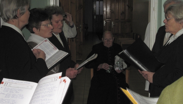 Artėjančių šv. Kalėdų proga tremtinių choras giesmėmis pasveikino kunigą P.Žiukelį. V.Kazlausko nuotr. Artėjančių šv. Kalėdų proga tremtinių choras giesmėmis pasveikino kunigą P.Žiukelį. V.Kazlausko nuotr.