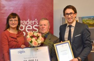 Rokiškėnas Vytautas Zlatkus (viduryje) įsiamžino su žaidimo organizatoriais Ričardu Bernotavičiumi ir Egle Bukauskiene. UAB „Viešųjų ryšių technologijos" archyvo nuotr.