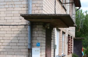 Konfliktas prie vaišių stalo baigėsi tragiškai Prie Ryšininkų gatvės antrojo namo durų dega žvakutės. L.Dūdaitės nuotr.