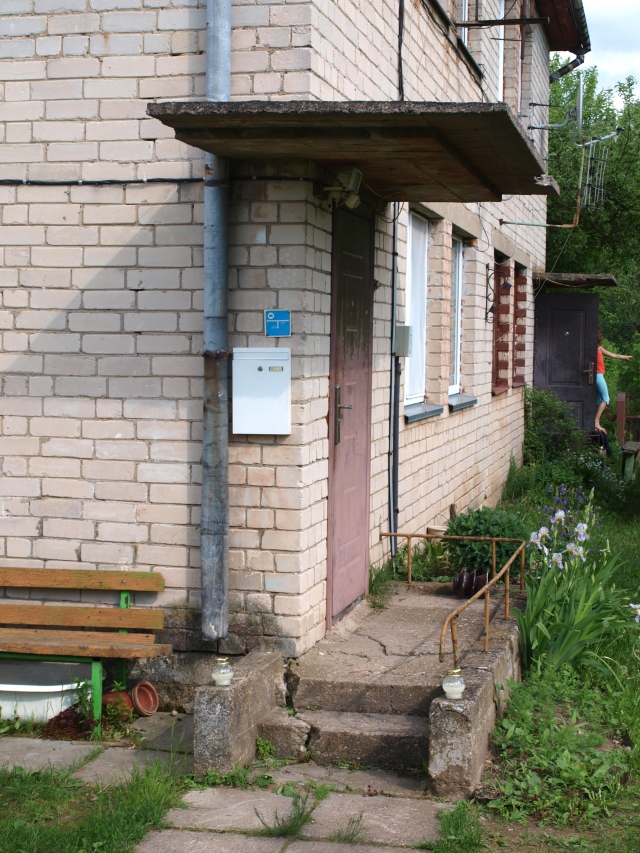 Prie Ryšininkų gatvės antrojo namo durų dega žvakutės. L.Dūdaitės nuotr. Prie Ryšininkų gatvės antrojo namo durų dega žvakutės. L.Dūdaitės nuotr.