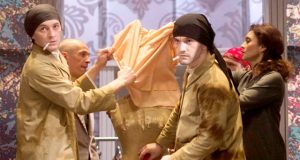 Centrinį patrakusios madų salono šeimininkės Zojos Pelc personažą „Zoikos namuose“ (Rusų dramos teatras) įkūnija temperamentingoji Inga Maškarina. Teatrų archyvų nuotr.