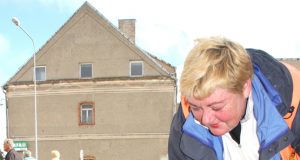 AB „Rokiškio komunalininkas“ valytoja Aelita Laužadienė rovė šaligatvių žolę. N.Byčkovskio nuotr.