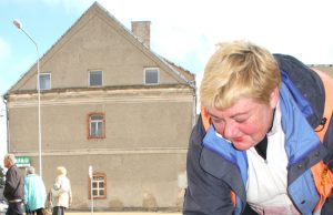 AB „Rokiškio komunalininkas“ valytoja Aelita Laužadienė rovė šaligatvių žolę. N.Byčkovskio nuotr.