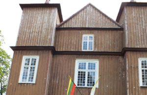 Didieji Žolinės atlaidai Onuškio  šv. Mykolo Arkangelo bažnyčiai ir tikintiesiems suteikė vilties: ši neobaroko stiliaus medinė šventovė sulauks restauratorių. A.Minkevičienės nuotr.