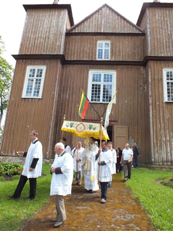 Didieji Žolinės atlaidai Onuškio  šv. Mykolo Arkangelo bažnyčiai ir tikintiesiems suteikė vilties: ši neobaroko stiliaus medinė šventovė sulauks restauratorių. A.Minkevičienės nuotr.